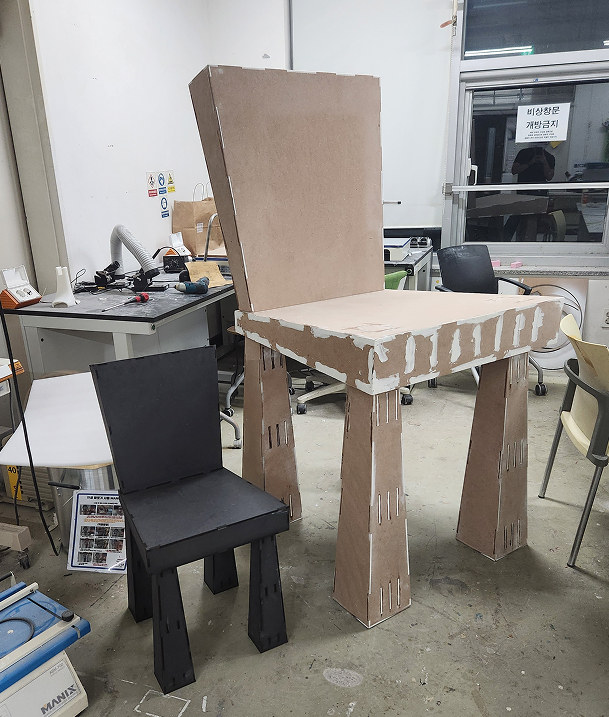 Dream chair 2XL, Scale against the original chair